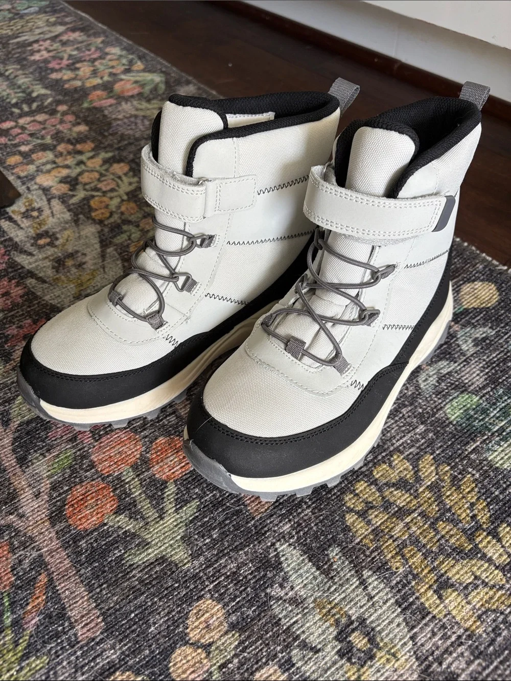 Kids Waterproof Winter Boots in Light Gray and Black - Size 3